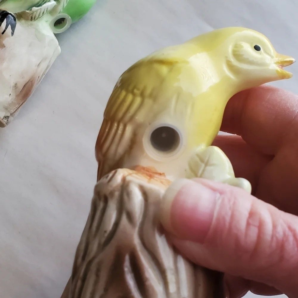 Vintage 1960s birds salt and pepper shakers. Green yellow